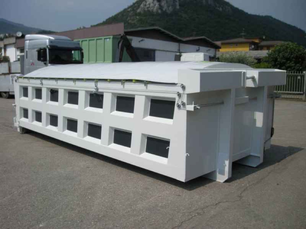Container pronti alla consegna nel piazzale